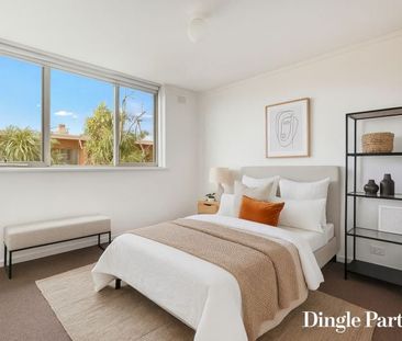 Spacious Two Bedroom Apartment - Photo 2