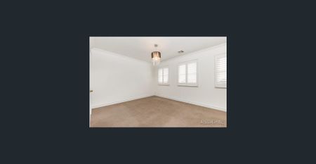 Hamptons-Style 3-Bed Townhouse with Private Courtyard - Photo 5