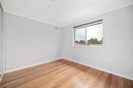 Bright Two-Bed Apartment in Campsie - Photo 2