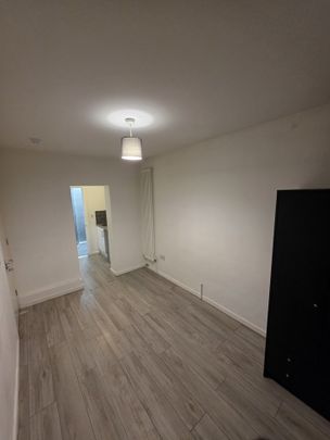 Room in a Shared House, Charlton Lane, SE7 - Photo 1
