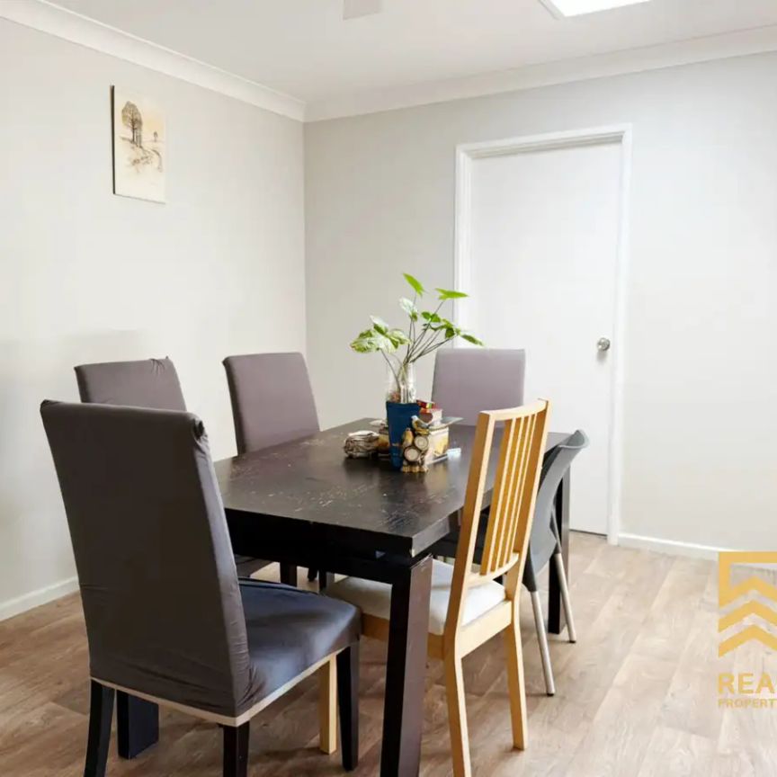 “Comfortable Family Living in a Prime Parkwood Location” - Photo 1