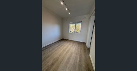 Refurbished One Bedroom apartment - Photo 2