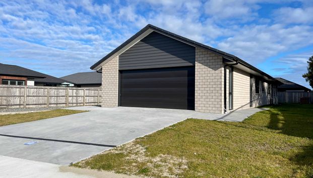 Modern 4 bedroom 2 bathroom in Shaw Road Subdivision! - Photo 1