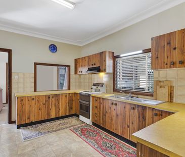 Quiet & Comfortable Home with Sunny Backyard - Water Included - Photo 2