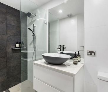 Pet Friendly Stunning, Modern Apartment With Garden Courtyards - Photo 2