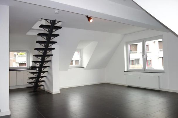 EXKLUSIVE + AUßERGEWÖHNLICHE STUDIO-MAISONETTE WHG. IN GRAFENBERG/HARDTSTR. MODERN INKL. EINBAUKÜCHE - Foto 1