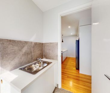 Beautifully Finished Townhouse - Photo 2