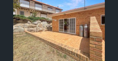 🏡 Double Brick & Double Garage: Space and Comfort Central! - Photo 5