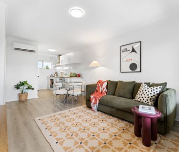 Stylish, Fully Furnished City-Fringe Apartment in Sophisticated Locale - Photo 1