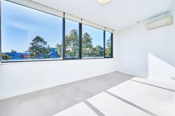 EAST FACING 3 BEDS WITH 2 CARSPACES - Photo 1