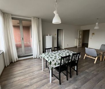 Ruim appartement met drie slaapkamers, terras en garagebox - Photo 1