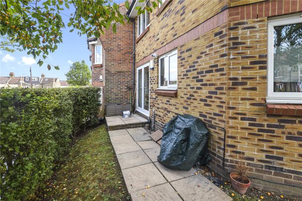 Woodville Road, E18 - Photo 1