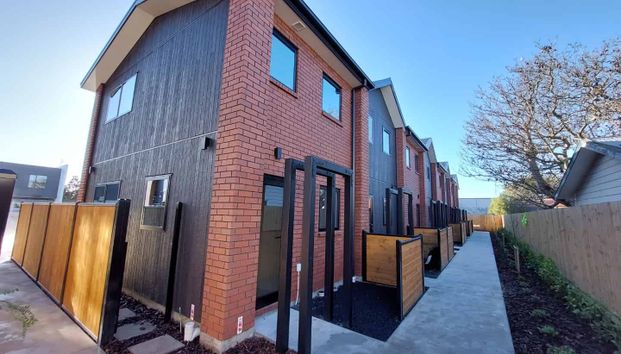 Modern One-Bedroom Townhouse – Prime Location - Photo 1