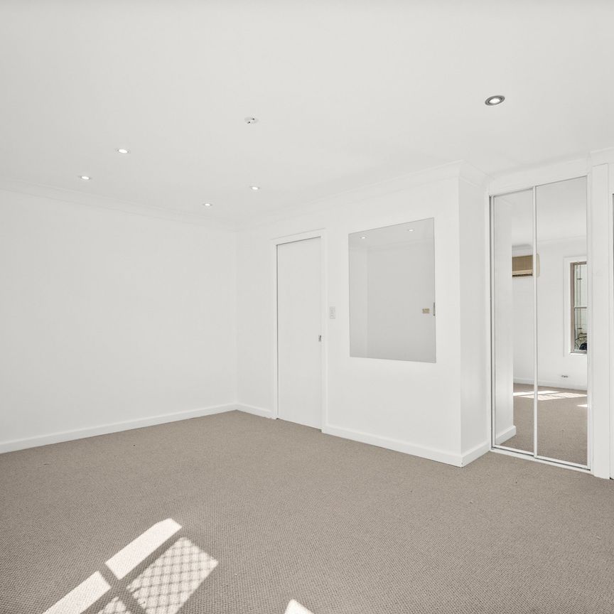 Luxury Waterfront Apartment with Private Outlook - Photo 1