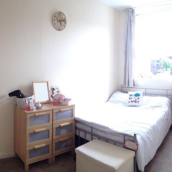 2 Bed Flat, Leen Court, NG7 - Photo 1