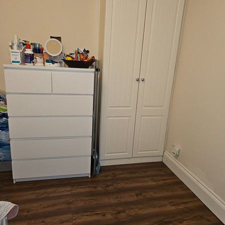 Room in a Shared House, Amberley Grove, CR0 - Photo 3