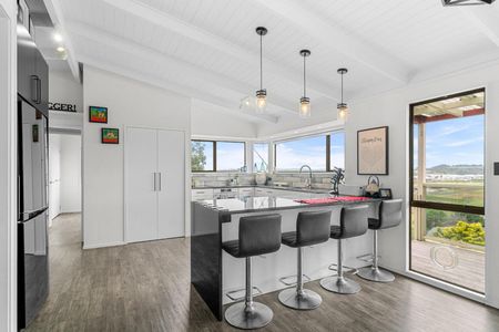 Panoramic views and city living - Photo 2