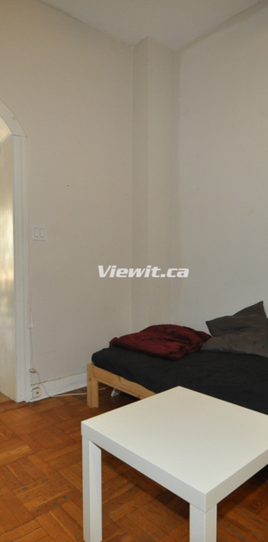 LARGE, bright 4 bedroom flat at Bloor and Bathurst - Photo 1