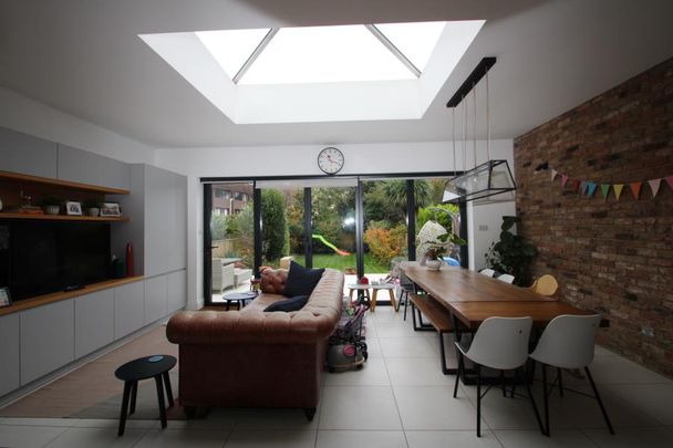 Osborne Road, Walton-on-Thames - 4 bedrooms Property for lettings - Seymours - Photo 1