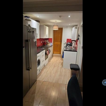 1 bedroom in a house share to rent - Photo 4