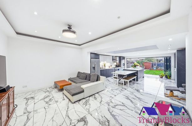 4 bedroom terraced house to rent - Photo 1