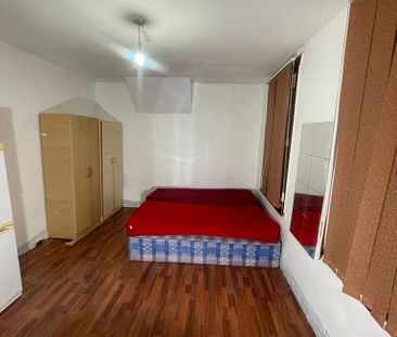 1 bedroom in a flat share to rent - Photo 4