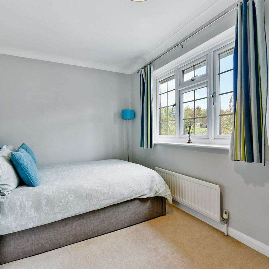 A stunning detached home situated in a sort after location, offering excellent family accommodation. - Photo 1