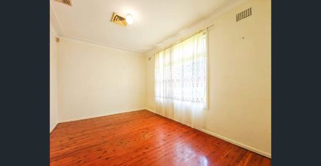 Spacious Family Living on 1,012sqm – Just 700m to Mount Druitt Station - Photo 2