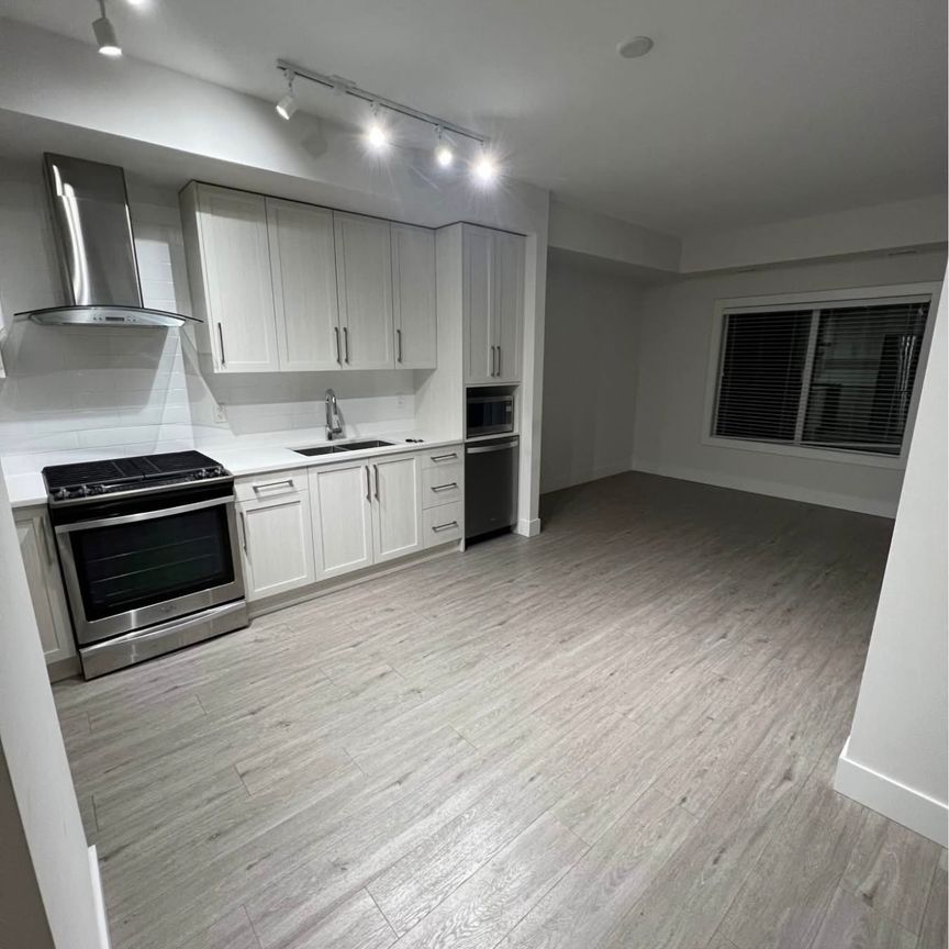 1 bed plus den on lakeshore - Photo 1