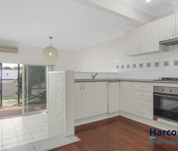 Charming 2-Bedroom Home with Spacious Backyard - Photo 6