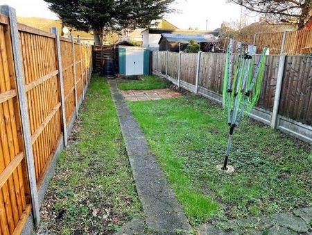 Fulwell Avenue, Clayhall, IG5 - Photo 2