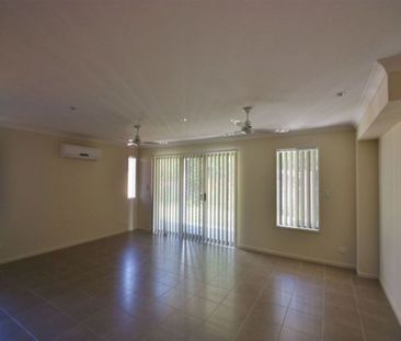 Spacious Townhome + Air Con + Ensuite + Yard!!! - Photo 3