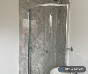 3 bedroom flat to rent - Photo 6