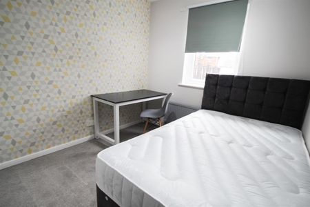 Westfield Court, Westfield Road, Hyde Park, LS3 1DL, Leeds - Photo 2