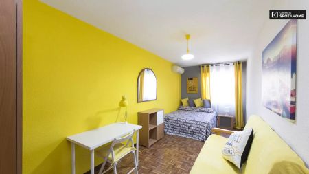 Double bed in Room in a shared 5-bedroom apartment for rent in Alcalá de Henares - Foto 5