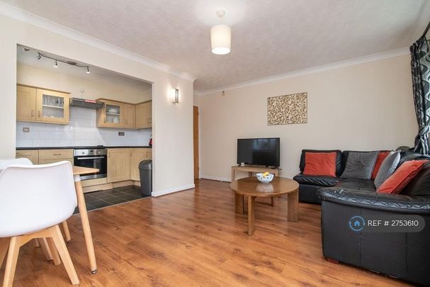 3 bedroom flat to rent - Photo 1