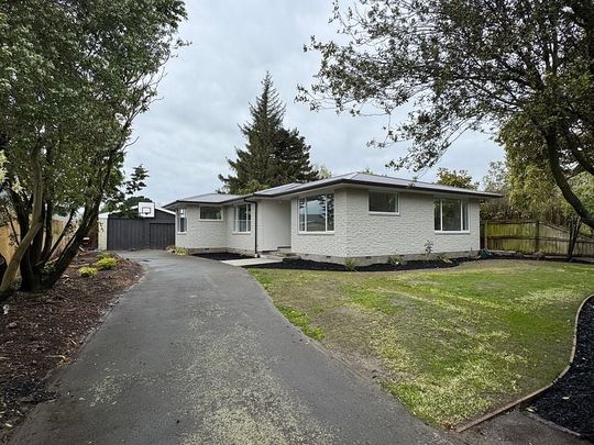 Spacious family home with a pool & large backyard - Photo 1