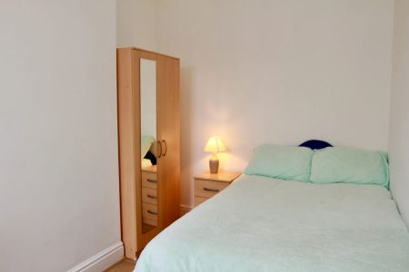 West Avenue (3 or 4 bed) - Photo 4