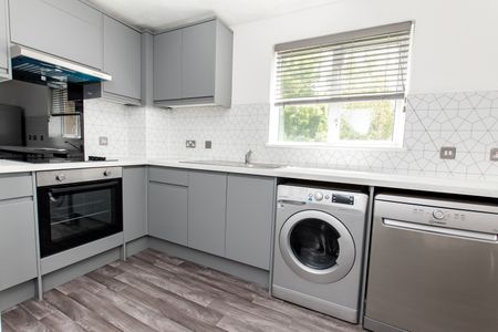 Lyon Close, Maidenbower, Crawley - Photo 5