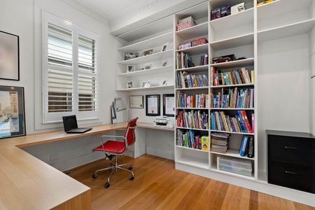 For Lease – Charming Beachside Cottage with Home Office Potential - Photo 3