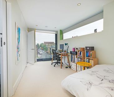 4 Bed End Terrace, Bennerley Road, SW11 - Photo 1