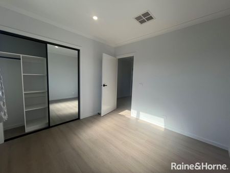 Brand New 2 bedroom plus study Townhouse in central location close to everything... - Photo 5