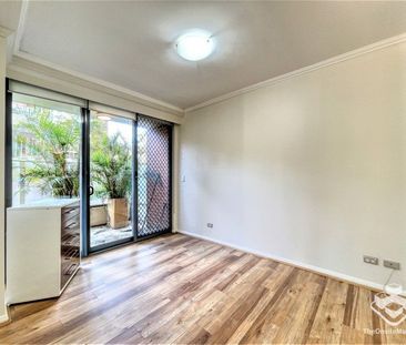 well maintained apartment with floor boards - Photo 6