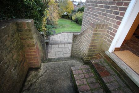 EN SUITE- Room 6, Pewley Way, Guildford, GU1 3PX - Photo 3