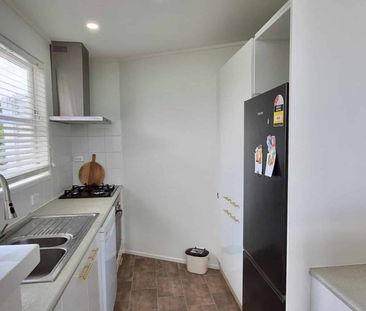 Family-Friendly 3-Bedroom Home, Walk to Schools – Lawn Included - Photo 3