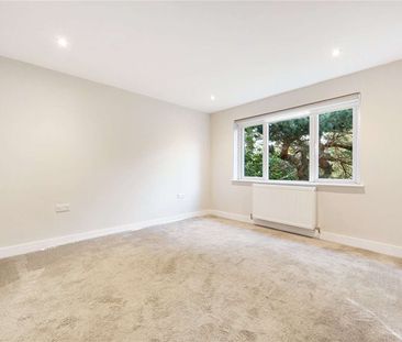 Exceptional contemporary home set within private gardens on one of ... - Photo 6