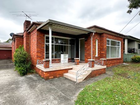 Spacious 4-Bedroom House Close to Public Transport - Photo 5