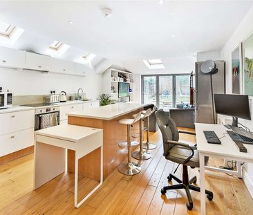 A modern two bedroom, two bathroom ground floor flat with a private... - Photo 1