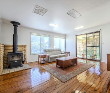 Three Bedroom Family Home in a Quiet, Established Neighbourhood - Photo 3