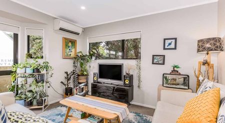 2-Bedroom Townhouse in Prime Lower Hutt Location - Photo 2